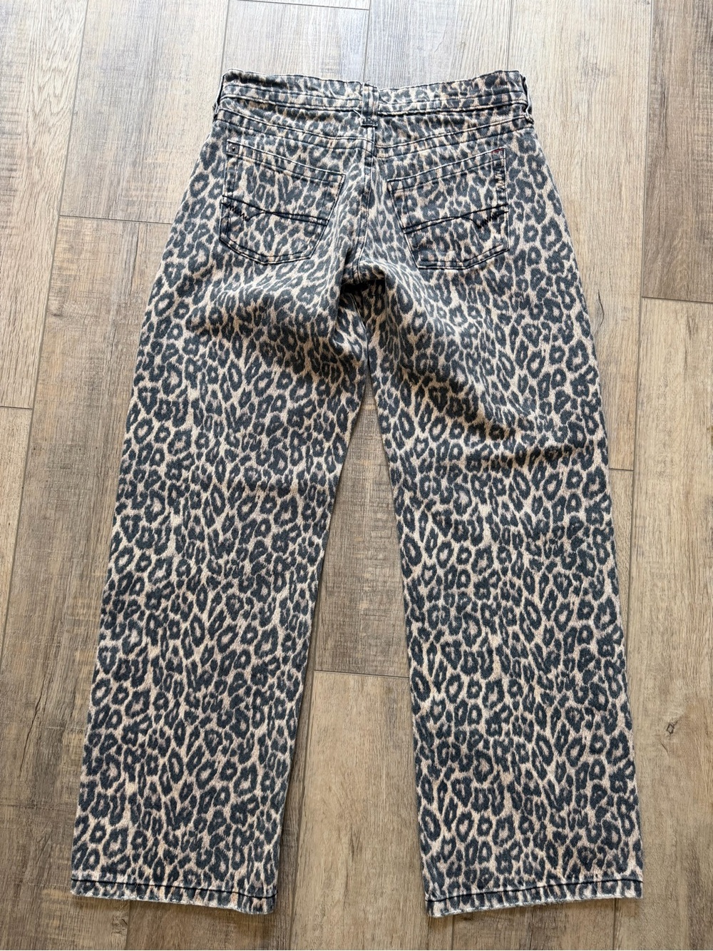 BDG Leopard Print Low Rise Baggy Jeans - Picture 6 of 7